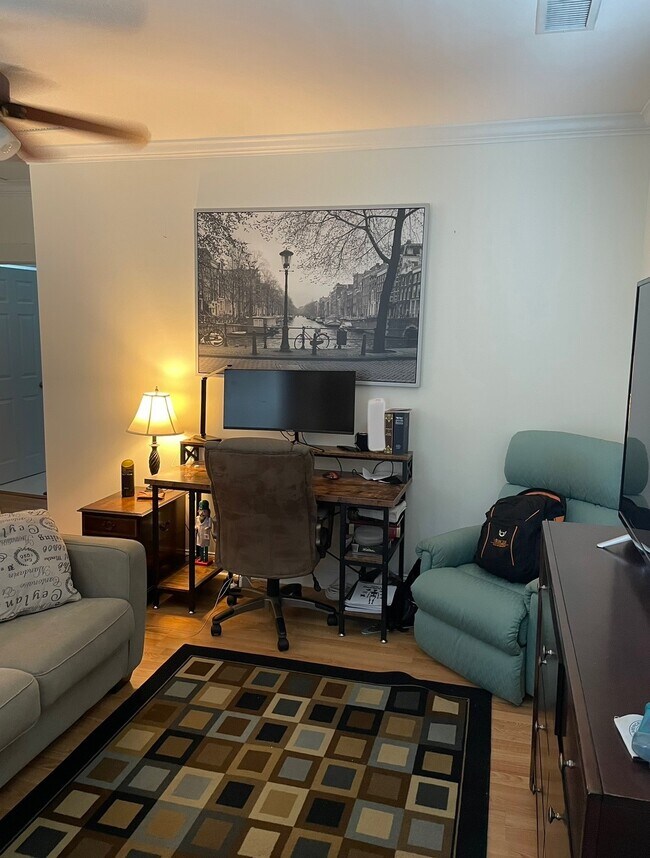 Foto del edificio - 326 E 45th St