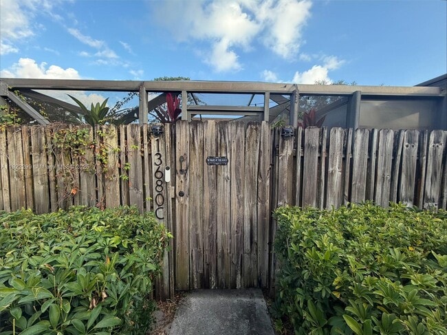 Foto del edificio - 13680 Yarmouth Ct