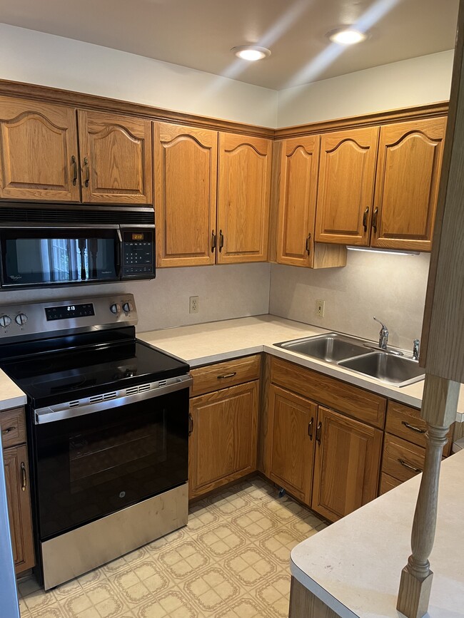 Kitchen - 777 S Mink Rd