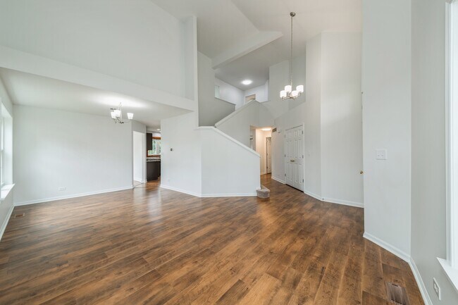 Building Photo - 1352 Vernon Ln
