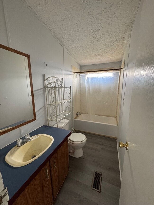 Building Photo - 328 Pine Tree Dr