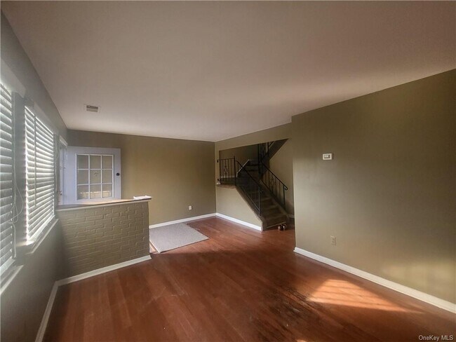 Building Photo - 40 Red Barn Ln