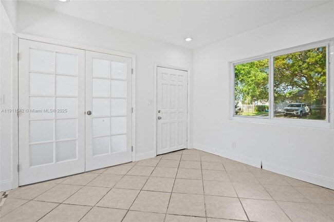 Building Photo - 2444 Plunkett St