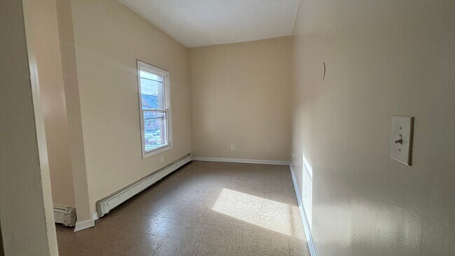 Foto del edificio - 4 Bedrooms 1.5 Bath Apartment with Heat and Hot Water Included!