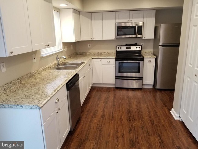 Foto del edificio - 2525 Robinson Pl