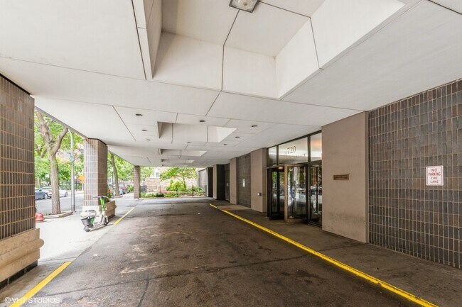 Building Photo - 720 W Gordon Terrace
