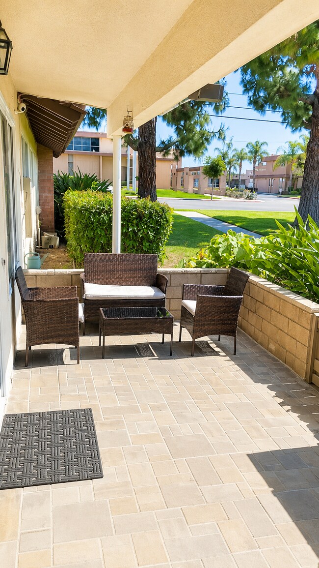Patio delantero privado con zona de estar, vegetación y un espacio exterior tranquilo para relajarse. - 339 E Taft Ave