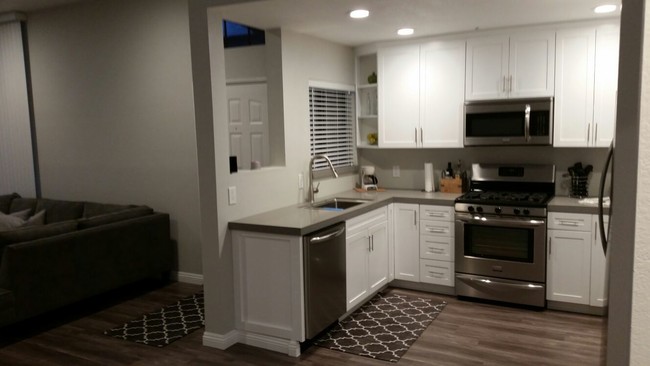 Kitchen w/ Stainless Steel Appliances - 2601 S Broadmoor Dr