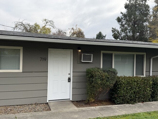 Building Photo - 719 SW Bridge St