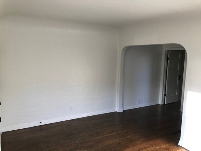 Building Photo - 1558 S Carmelina Ave