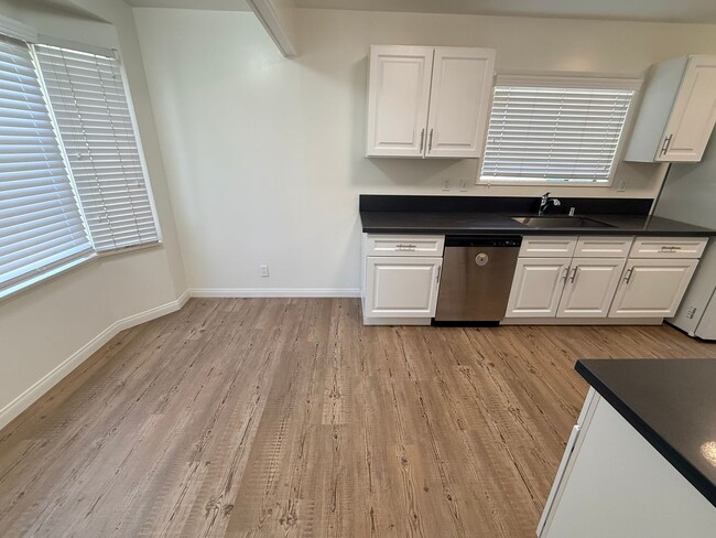 Building Photo - 4 bedroom home in LB with Large backyard now ready to rent!