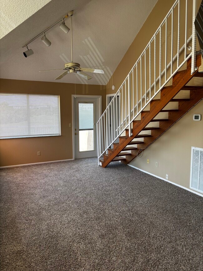 Escaleras al desván - 7708 Waterview Way
