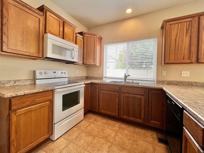 Foto del edificio - Gorgeous 3 Bed 2.5 Bath Home in Thompson River Ranch!