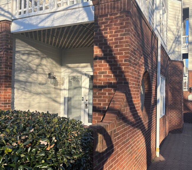 Foto del edificio - 1001 Brighthurst Dr