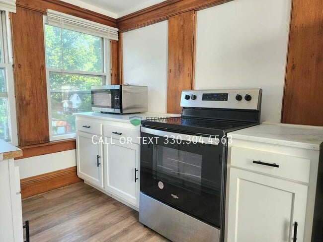 Building Photo - 687 Allyn St