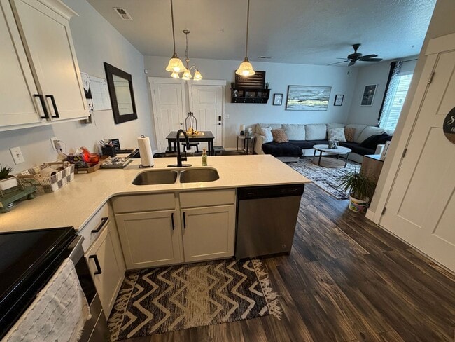 Foto del edificio - Beautiful 3-Bedroom Condo in Herriman! (Dog-Friendly)