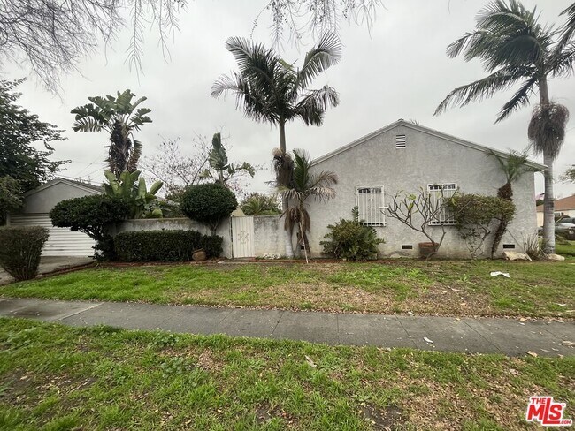 Building Photo - 1541 S California Ave