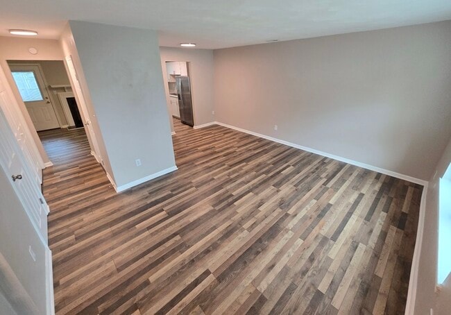 Building Photo - 3 BEDROOM END UNIT TOWNHOUSE FOR RENT IN V...