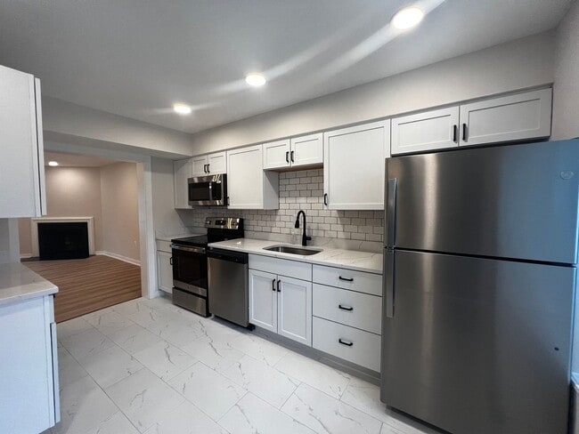 Building Photo - Newly Renovated 3 BR/3.5 BA Townhome in Di...