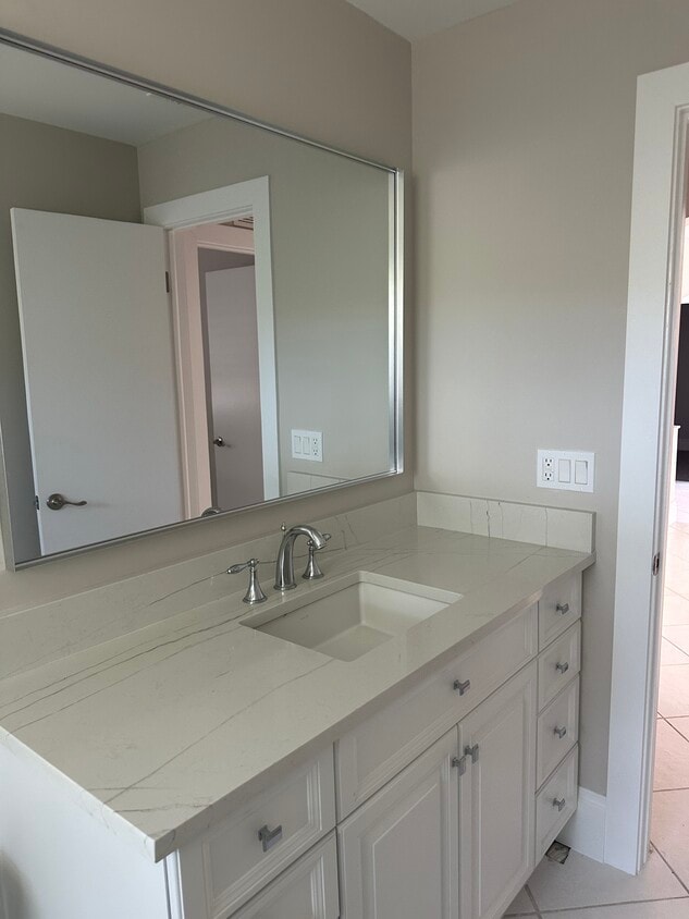 Foto principal - 1019 S Alhambra Cir