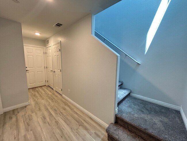 Building Photo - Cozy 2-Bedroom 2-Bathroom Townhouse in Gated Community!