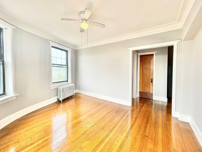 Foto del edificio - 7133 N Ridge Blvd