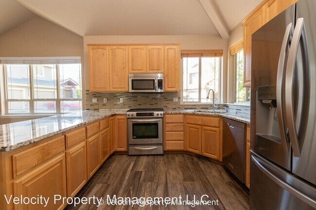 Building Photo - 3 br, 4 bath House - 61729 Metolius Dr.
