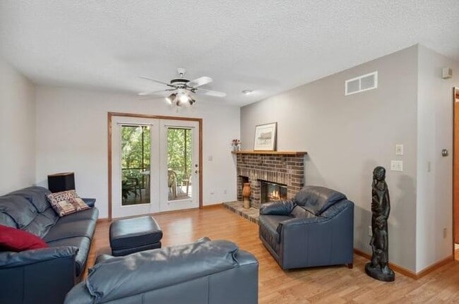 Building Photo - 2048 Plaen View Dr