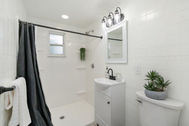 Foto del edificio - MOVE IN SPECIAL! SCORE 50% OFF 1ST MONTH'S RENT IF SIGNED BY NOV. 30! Stunning 3 bedroom home in ...