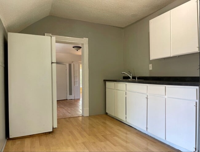 Building Photo - Amazing 3 bedroom duplex in St.Paul!