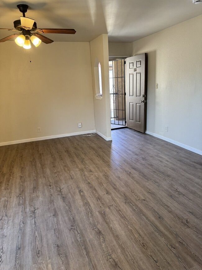 Doorway Entry - 1550 W Ashlan Ave