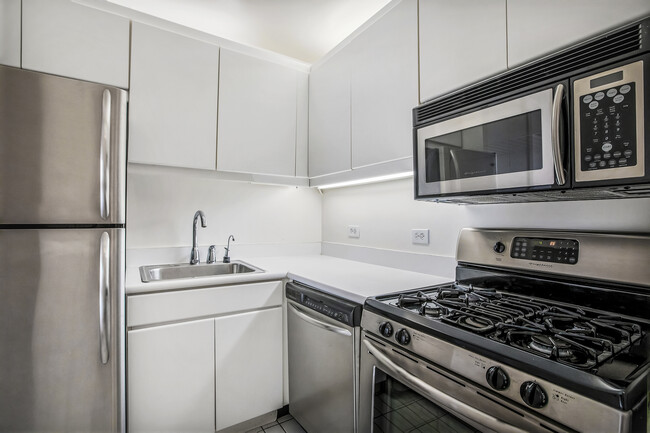 Building Photo - 225 W 83rd St