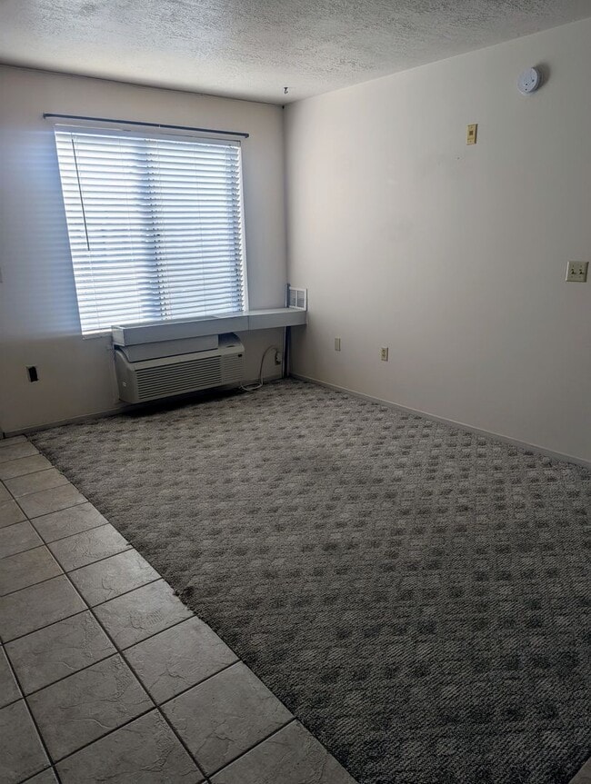 Building Photo - One Bedroom Smokey Lane Condo!