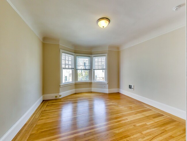 Foto del edificio - TOP FLOOR! LARGE CLOSET! On-Site LAUNDRY! ...