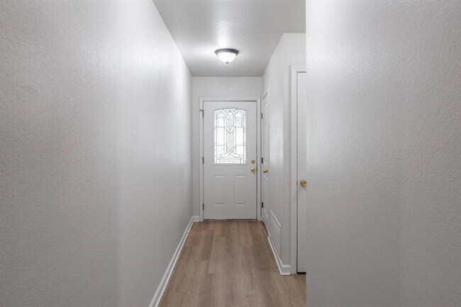Foto del edificio - 8408 Staunton Dr