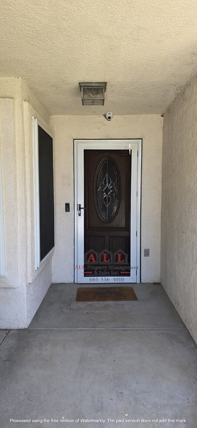 Foto del edificio - 4 Bed | 2 Bath Home with Sunroom, Outdoor Kitchen & Backyard Oasis