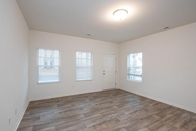 Foto del edificio - BEAUTIFUL 2 BD Townhome in MIDLAND AVAILABLE DECEMBER 2025