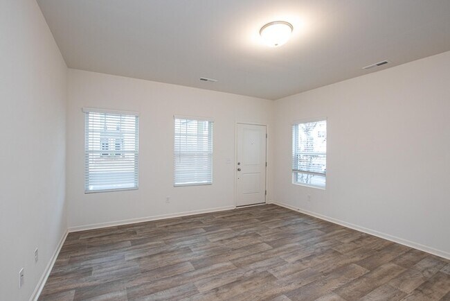 Foto del edificio - BEAUTIFUL 2 BD Townhome in MIDLAND AVAILABLE NOW