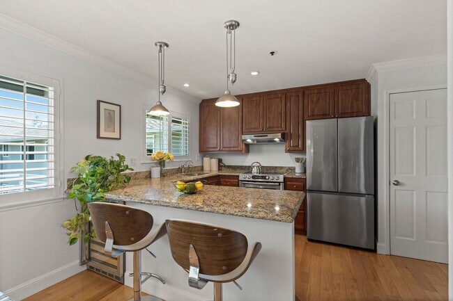 Building Photo - Fully remodeled and LOVELY, walk to town l...