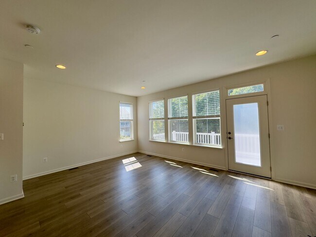 Building Photo - Charming 4 Bedroom/3.5 Bathroom in Essex, MD!
