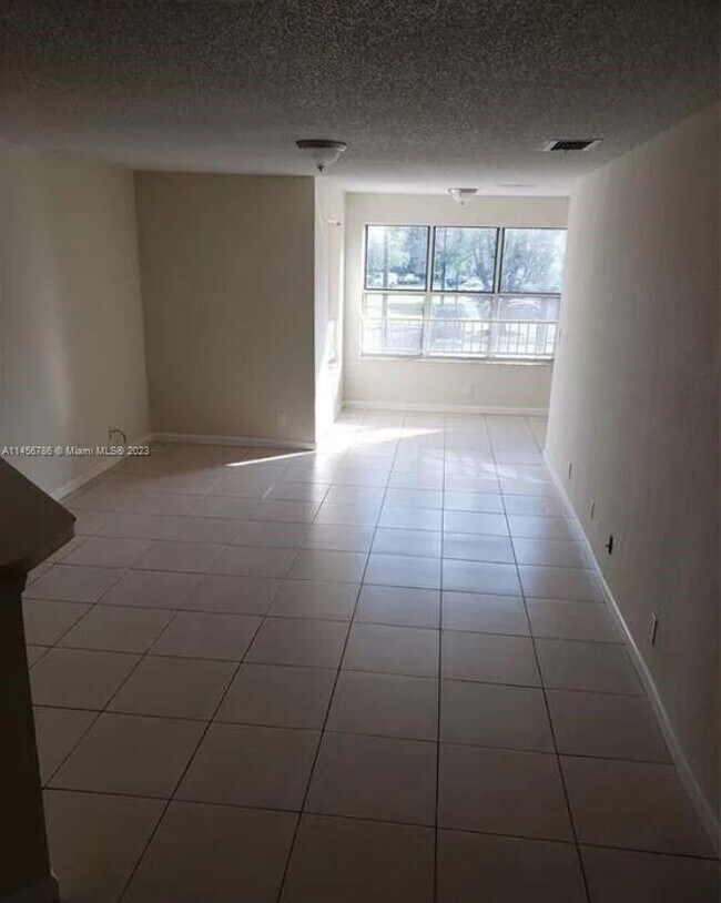 Foto del edificio - 3420 Pinewalk Dr N