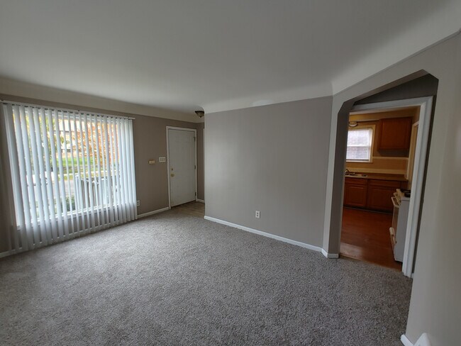 Building Photo - 9089 Greenview Ave