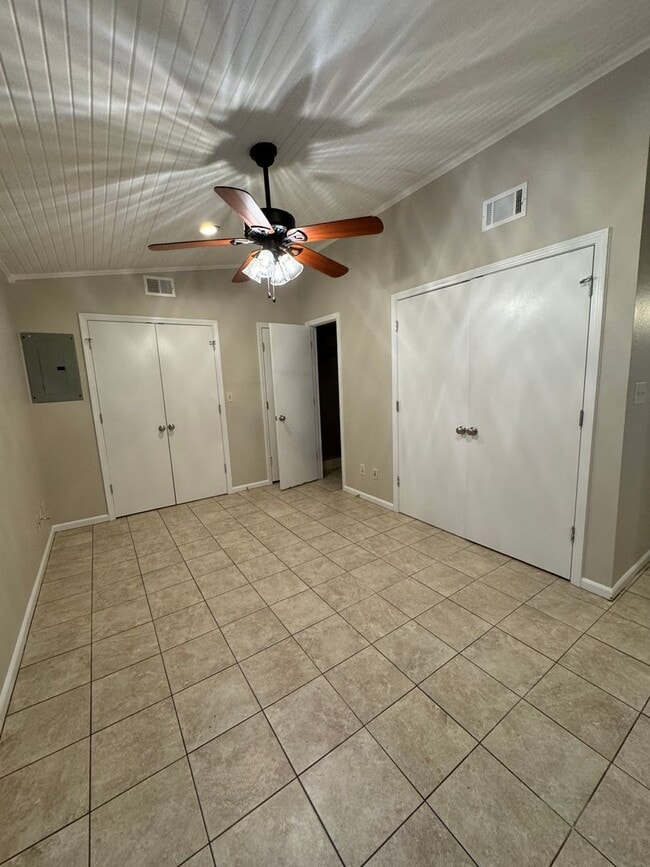 Building Photo - 2 bed / 2 bath Condo in the Center of Jone...