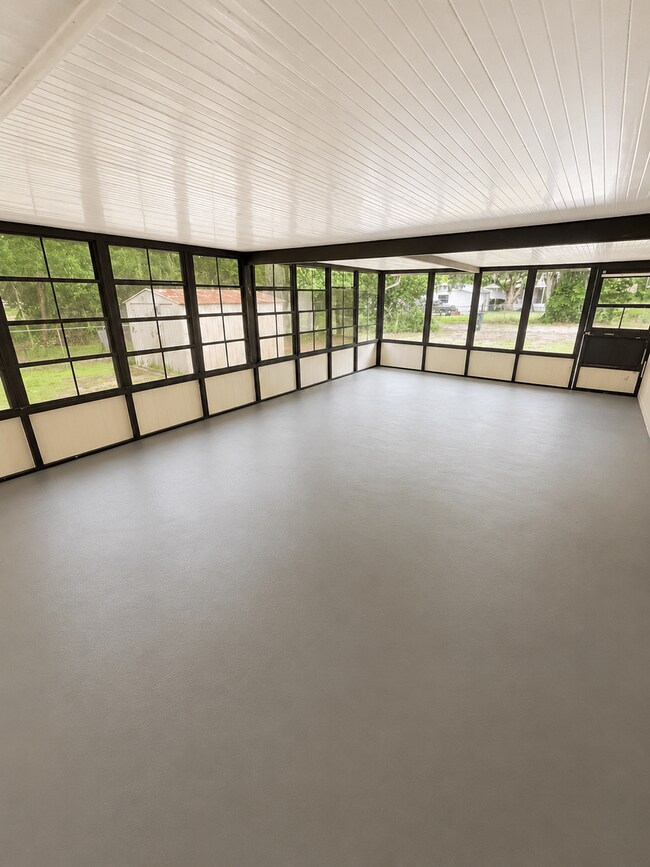 Building Photo - Cute 2BR/2BA HUGE ENCLOSED PORCH, Next to Stewart Middle, Tile Floors!