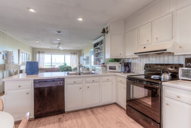 Foto del edificio - VINTAGE BEACHFRONT COTTAGE PERFECT FOR COZY WINTER GETAWAY