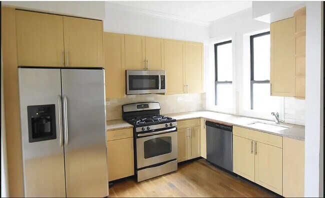 Building Photo - 6 W 107th St