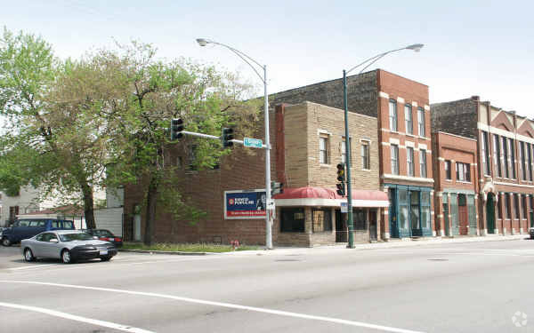 Primary Photo - Corner storefront n Ukrainian Village