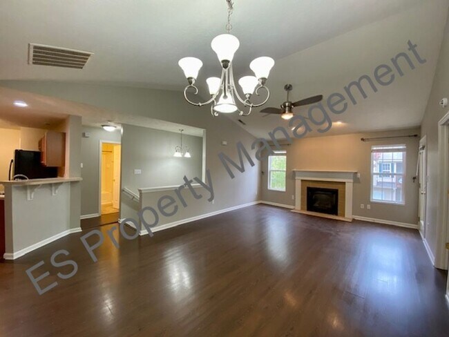 Building Photo - Large 2 Bedroom Town home in Pike Township