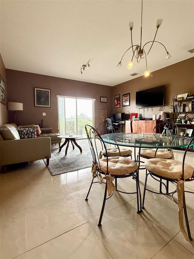 Foto del edificio - 1300 NE 109th St