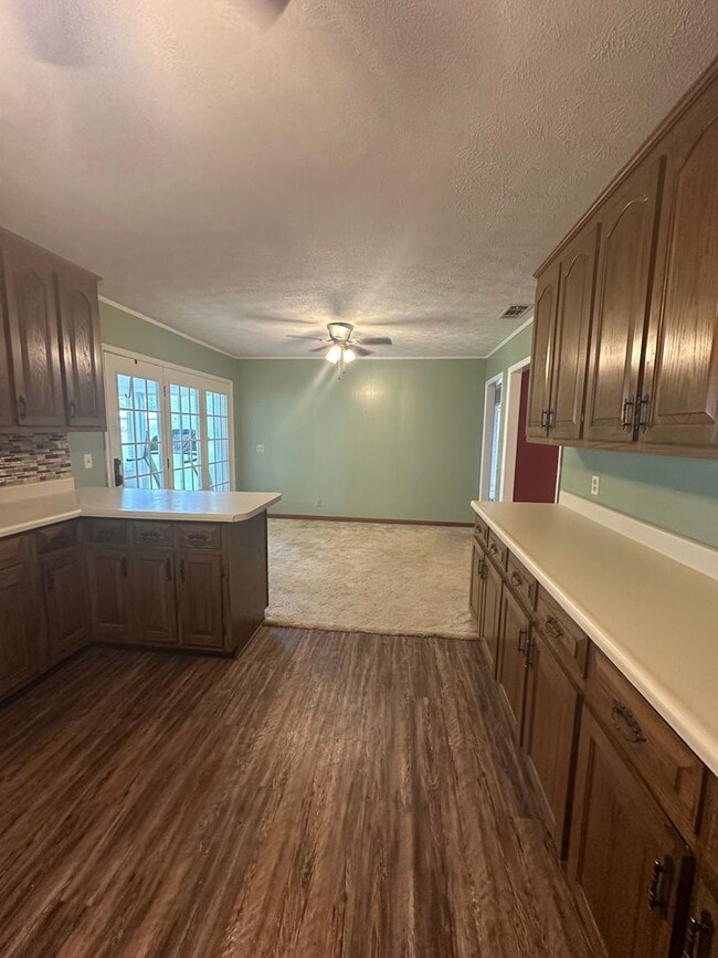 Building Photo - 3 Bed/1.5 Bath Brick Home